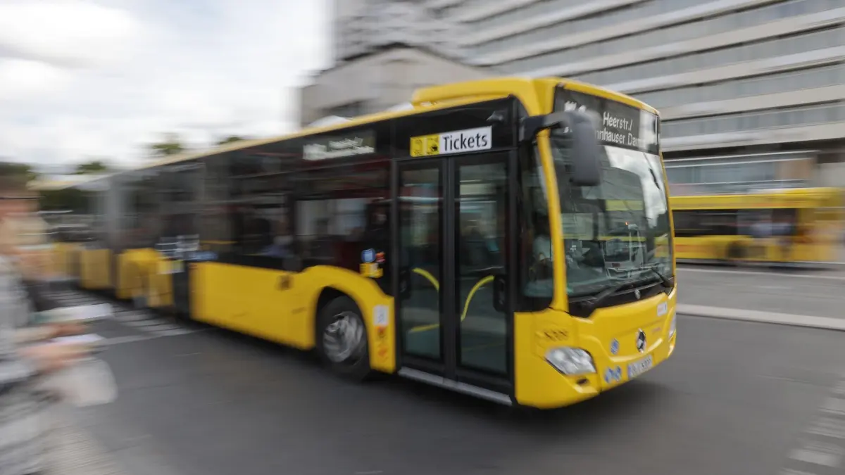 Busfahrer attackiert: ARCHIV - 15.09.2022, Berlin: Symbolfoto BVG-Bus. Ein Busfahrer ist von einem Fahrgast attackiert und mit einem Messer verletzt worden. (zu dpa: «Attacke mit Pfefferspray im Bus») Foto: Jörg Carstensen/dpa +++ dpa-Bildfunk +++