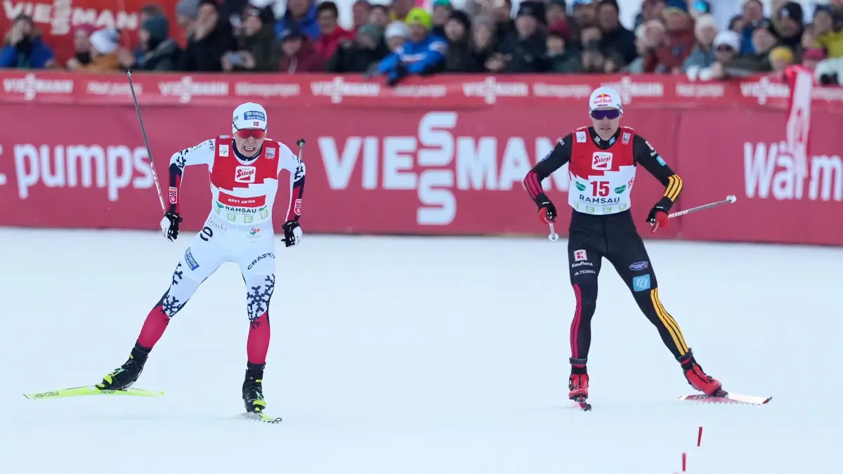 Ski nordisch/Kombination: Weltcup in Ramsau: 20.12.2025, Österreich, Ramsau am Dachstein: Ski nordisch, Kombination, Weltcup, Männer, Einzel, Normalschanze/10 km, 10 km: Vinzenz Geiger (Deutschland, r) und Jens Luraas Oftebro (Norwegen) sprinten ins Ziel des Gundersen-Normalhügelrennens. Foto: Matthias Schrader/AP/dpa +++ dpa-Bildfunk +++
