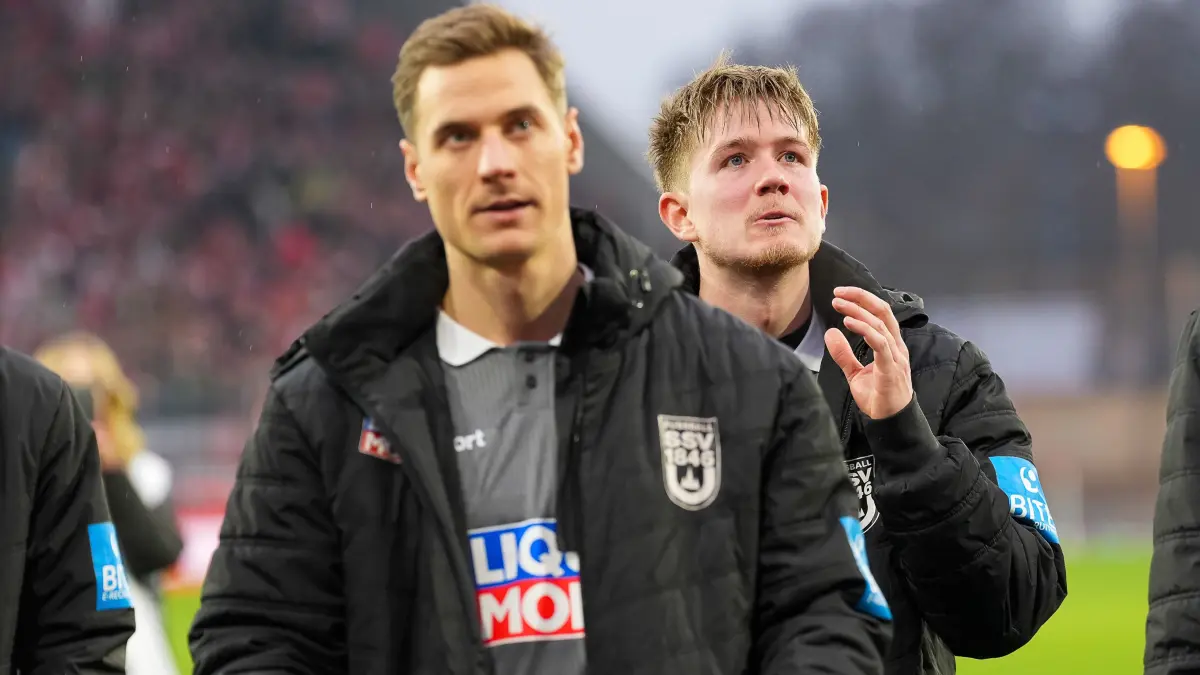 GER Rot-Weiss Essen vs. SSV Ulm, Fussball, 3. Liga, Spieltag 19, Saison 2025/2026, 20.12.2025: Enttaeuschte Spieler des SSV Ulm nach der 3:2 Niederlage gegen Essen,
GER Rot-Weiss Essen vs. SSV Ulm, Fussball, 3. Liga, Spieltag 19, Saison 2025/2026, 20.12.2025
DFB/DFL REGULATIONS PROHIBIT ANY USE OF PHOTOGRAPHS AS IMAGE SEQUENCES
AND/OR QUASI-VIDEO,
Foto: Eibner-Pressefoto/Fabian Friese