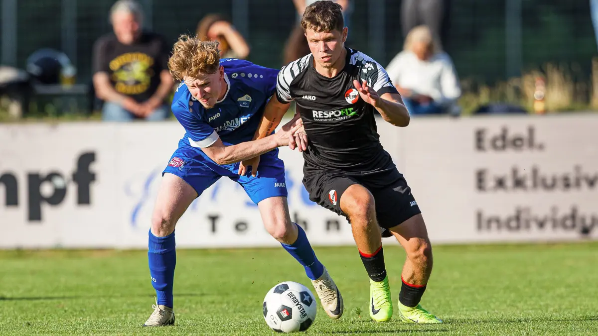 GZ-Pokal 2025: GZ-Pokal 2025; 3. Spieltag;
TG Böhmenkirch - FTSV Bad Ditzenbach/Gosbach;
Maxime Oswald (TG Böhmenkirch, #21) und Levin Hübler (FTSV Bad Ditzenbach-Gosbach, #11);
17.07.2025; Stadion Eybacher Tal; Geislingen.
Foto: Thomas Madel