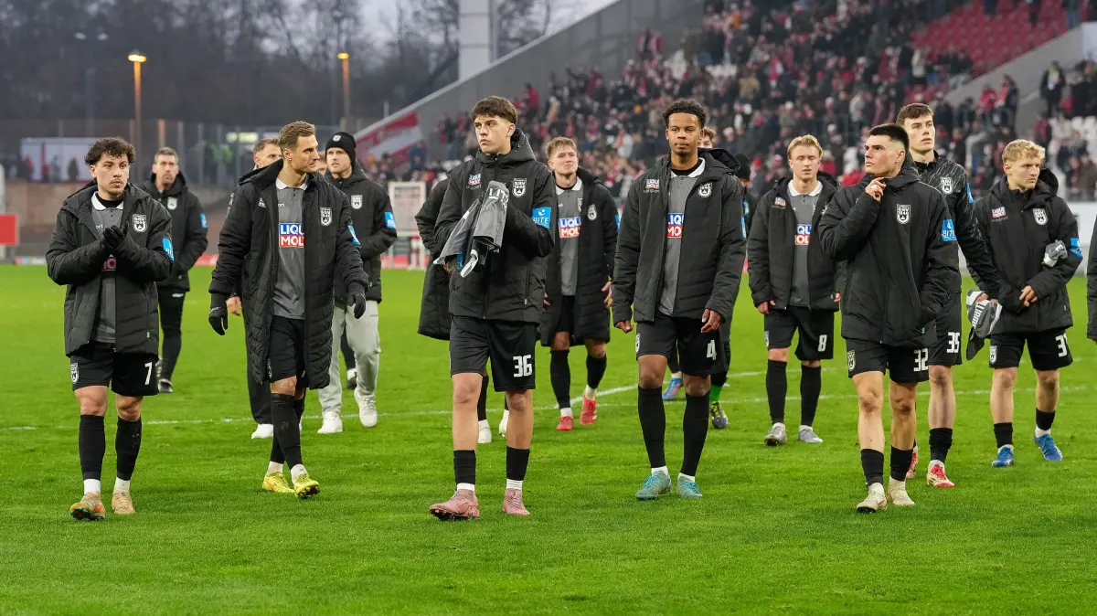 GER Rot-Weiss Essen vs. SSV Ulm, Fussball, 3. Liga, Spieltag 19, Saison 2025/2026, 20.12.2025: Enttaeuschte Spieler des SSV Ulm nach der 3:2 Niederlage gegen Essen,
GER Rot-Weiss Essen vs. SSV Ulm, Fussball, 3. Liga, Spieltag 19, Saison 2025/2026, 20.12.2025
DFB/DFL REGULATIONS PROHIBIT ANY USE OF PHOTOGRAPHS AS IMAGE SEQUENCES
AND/OR QUASI-VIDEO,
Foto: Eibner-Pressefoto/Fabian Friese