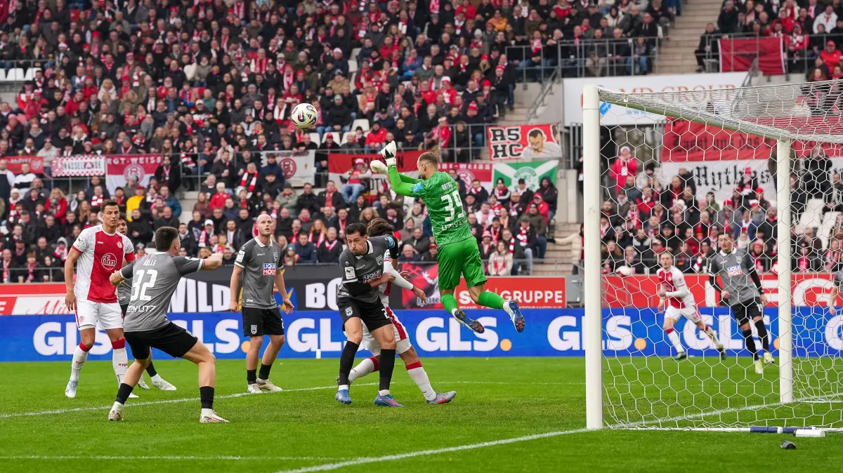 GER Rot-Weiss Essen vs. SSV Ulm, Fussball, 3. Liga, Spieltag 19, Saison 2025/2026, 20.12.2025: Parade von Christian Ortag (SSV Ulm 1846, #39),
GER Rot-Weiss Essen vs. SSV Ulm, Fussball, 3. Liga, Spieltag 19, Saison 2025/2026, 20.12.2025
DFB/DFL REGULATIONS PROHIBIT ANY USE OF PHOTOGRAPHS AS IMAGE SEQUENCES
AND/OR QUASI-VIDEO,
Foto: Eibner-Pressefoto/Fabian Friese