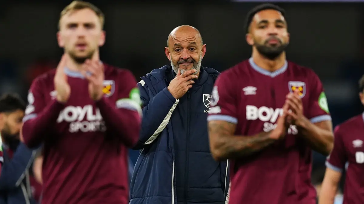 Manchester City - West Ham United: 20.12.2025, Großbritannien, Manchester: Fußball, Männer, Premier League, Manchester City - West Ham United, Etihad Stadium: Der Trainer von West Ham United, Nuno Espirito Santo, und seine Spieler wirken nach dem Spiel niedergeschlagen. Foto: Martin Rickett/PA Wire/dpa +++ dpa-Bildfunk +++