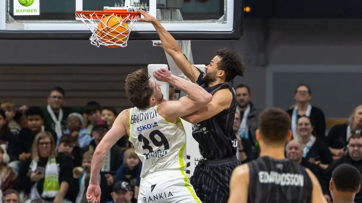 GER, BBC Bayreuth vs. Tigers Tuebingen, Basketball, BARMER 2. Bundesliga Bundesliga, Pro A, Saison 2025/2026, 13. Spieltag, 20.12.2025: Miles Tention (Tigers Tuebingen, #03) beim Dunking Willem Brandwijk (BBC Bayreuth, #39) Neuverpflichtung
GER, BBC Bayreuth vs. Tigers Tuebingen, Basketball, BARMER 2. Bundesliga Bundesliga, Pro A, Saison 2025/2026, 13. Spieltag, 20.12.2025
Foto: Eibner-Pressefoto/Ardan Fuessmann