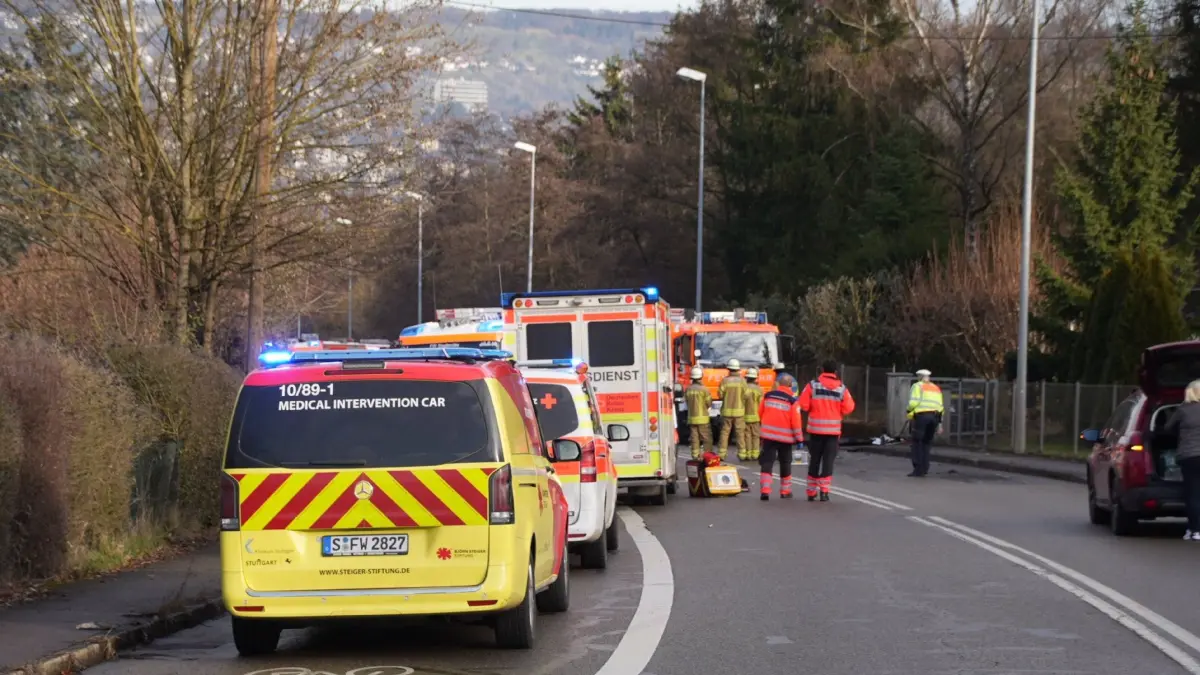 Esslingen: Toedlicher Frontalcrash: Am Samstagvormittag kam es auf der Hohenheimer Strasse in Esslingen zu einem toedlichen Frontalzusammenstoss. Aktuell ist die Strasse voll gesperrt. Viele Einsatzkraefte sind vor Ort. Genaueres ist noch nicht bekannt.