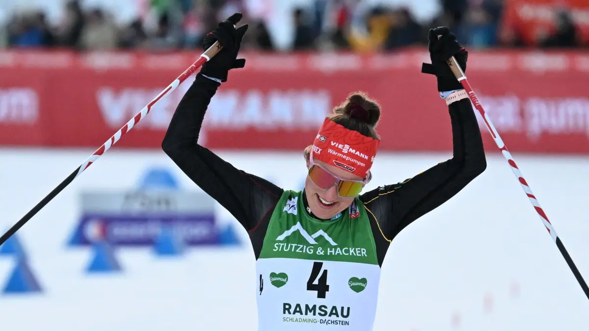 Ski nordisch/Kombination: Weltcup in Ramsau: 20.12.2025, Österreich, Ramsau: Ski nordisch, Kombination, Frauen, Weltcup, Langlauf 5km: Die Deutsche Nathalie Armbruster jubelt. Foto: Barbara Gindl/APA/dpa +++ dpa-Bildfunk +++
