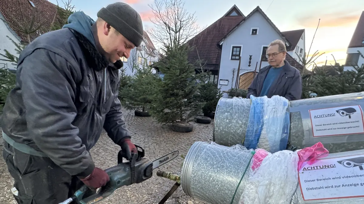 Ein ganz spezieller Weihnachtsständer einer Metzinger Familie, für den Armin Schmauder jedes Jahr den Baum anpasst.