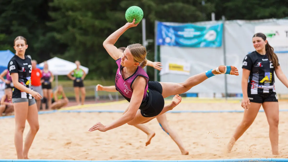 TG JugendbeachOpen: TG JugendbeachOpen; BeachTiGers Geislingen 1 - SV ALLOWA (weibliche Jugend B);
06.07.2025; TG-Stadion, Geislingen.
Foto: Thomas Madel