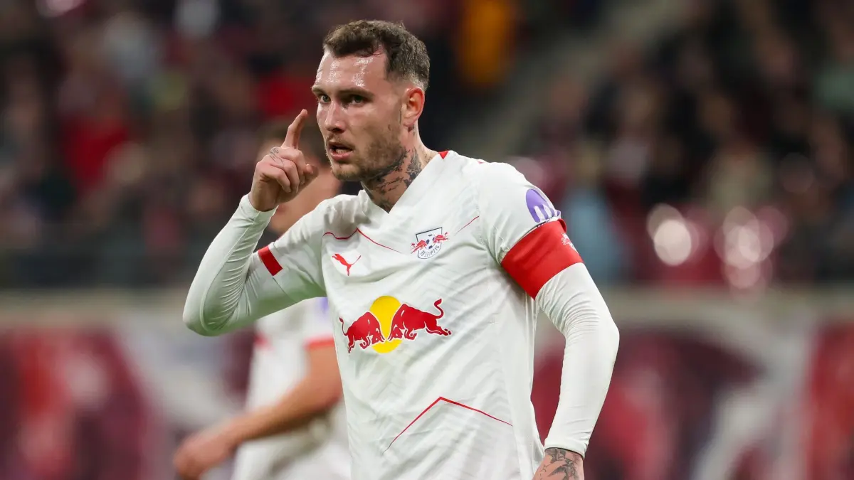 RB Leipzig - Bayer Leverkusen: 20.12.2025, Sachsen, Leipzig: Fußball: Bundesliga, RB Leipzig - Bayer Leverkusen, 15. Spieltag, Red Bull Arena. David Raum (RB Leipzig) reagiert. Foto: Jan Woitas/dpa - WICHTIGER HINWEIS: Gemäß den Vorgaben der DFL Deutsche Fußball Liga bzw. des DFB Deutscher Fußball-Bund ist es untersagt, in dem Stadion und/oder vom Spiel angefertigte Fotoaufnahmen in Form von Sequenzbildern und/oder videoähnlichen Fotostrecken zu verwerten bzw. verwerten zu lassen. +++ dpa-Bildfunk +++