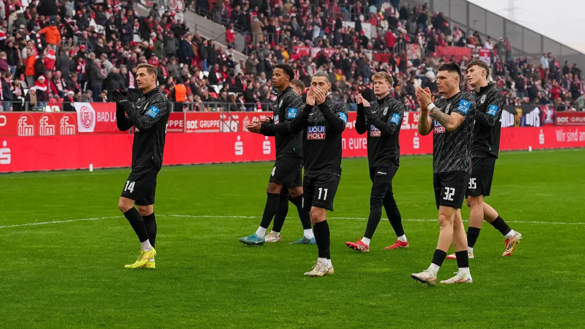 GER Rot-Weiss Essen vs. SSV Ulm, Fussball, 3. Liga, Spieltag 19, Saison 2025/2026, 20.12.2025: Die Ulmer bedanken sich bei den mitgereisten Fans,
GER Rot-Weiss Essen vs. SSV Ulm, Fussball, 3. Liga, Spieltag 19, Saison 2025/2026, 20.12.2025
DFB/DFL REGULATIONS PROHIBIT ANY USE OF PHOTOGRAPHS AS IMAGE SEQUENCES
AND/OR QUASI-VIDEO,
Foto: Eibner-Pressefoto/Fabian Friese