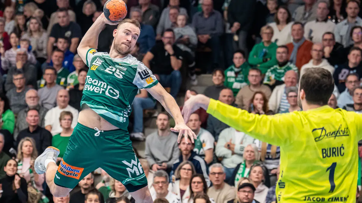 Frisch Auf Goeppingen vs. SG Flensburg-Handewitt, Handball, 1. Bundesliga, Herren, Spielzeit 2025/2026, 20.12.2025: Ludvig Jurmala Astroem (Frisch Auf Goeppingen, #25) taucht frei vor Benjamin Buric (SG Flensburg-Handewitt, #01) auf, Frisch Auf Goeppingen vs. SG Flensburg-Handewitt, Handball, 1. Bundesliga, Herren, Spielzeit 2025/2026, 20.12.2025,
Foto: Eibner-Pressefoto/Michael Schmidt