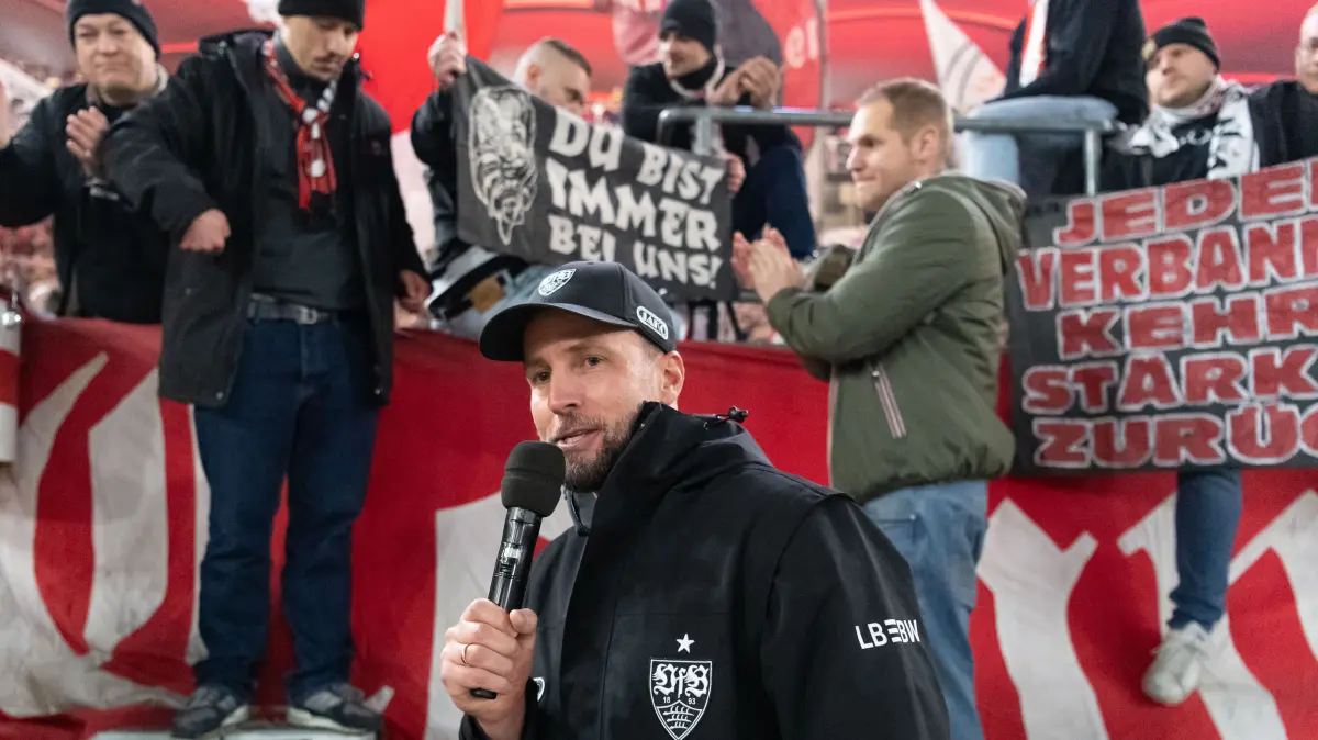 GER, VfB Stuttgart vs. TSG 1899 Hoffenheim, Fussball, Herren, 1. Bundesliga, 15. Spieltag, Spielzeit 2025/2026, 20.12.2025: Spieler des VfB Stuttgart Bedanken sich bei den Fans, Sebastian Hoeness (VfB Stuttgart, Cheftrainer, Trainer) spricht zu den Fans.
GER, VfB Stuttgart vs. TSG 1899 Hoffenheim, Fussball, Herren, 1. Bundesliga, 15. Spieltag, Spielzeit 2025/2026, 20.12.2025,
DFL/DFB REGULATIONS PROHIBIT ANY USE OF PHOTOGRAPHS AS IMAGE SEQUENCES AND/OR QUASI-VIDEO,
Foto: Eibner-Pressefoto/Wolfgang Frank
