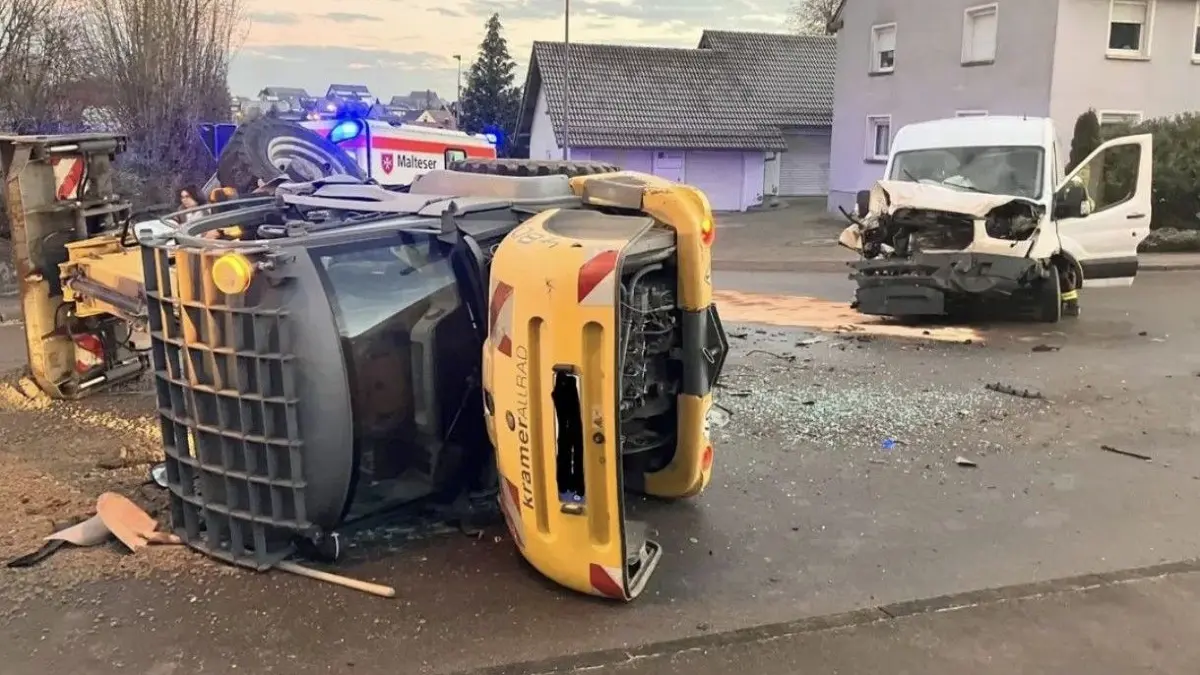 Ein Auto kollidiert mit einem Radlader an einer Kreuzung in Lautenbach.