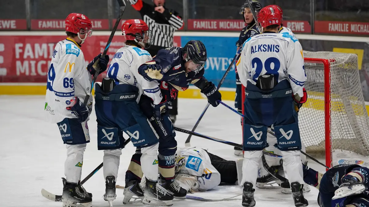 Die Devils (blau) sahen sich gegen Schweinfurt einer Übermacht gegenüber.