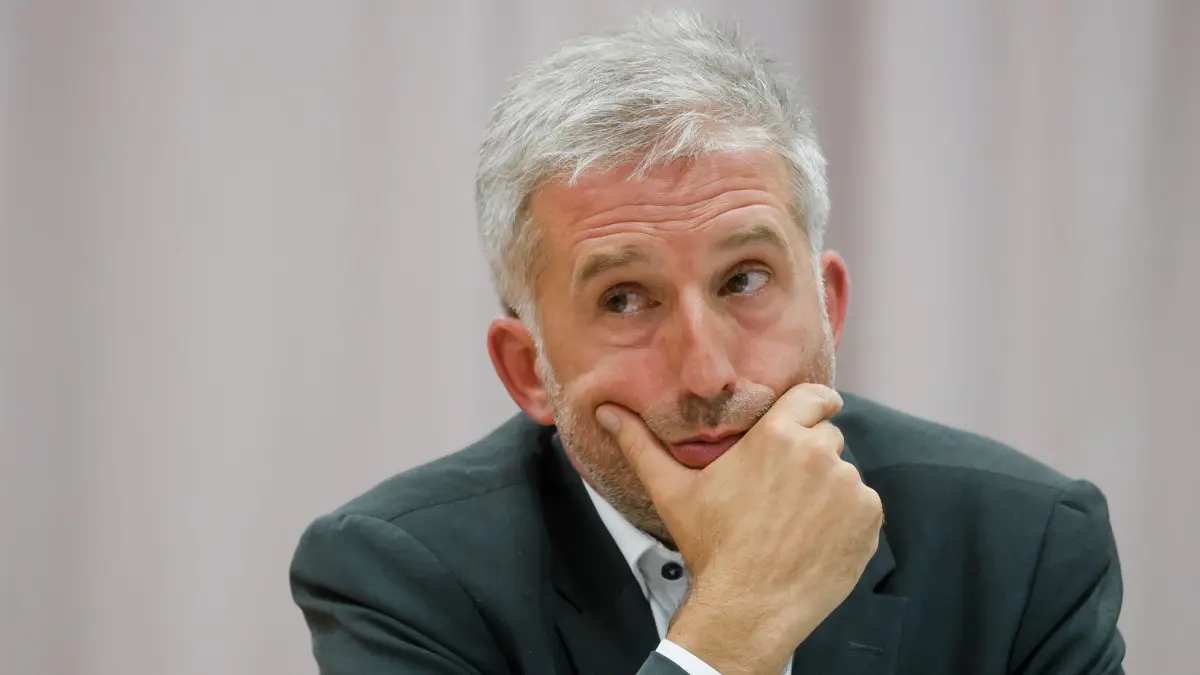 ARCHIV - 05.09.2025, Baden-Württemberg, Tübingen: Tübingens Oberbürgermeister Boris Palmer (parteilos) sitzt bei einer Diskussionsrunde mit dem AfD-Landesvorsitzenden Frohnmaier in der Hermann-Hepper-Halle auf dem Podium. (zu dpa: «Palmer stellt sich vor Wahl hinter Özdemir») Foto: Christoph Schmidt/dpa +++ dpa-Bildfunk +++