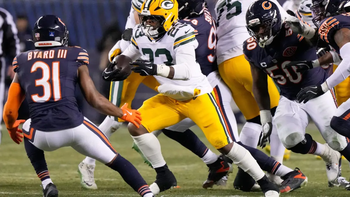 Chicago Bears - Green Bay Packers: 20.12.2025, USA, Chicago: American Football: Profiliga NFL, Chicago Bears - Green Bay Packers, Emanuel Wilson von den Green Bay Packers läuft während der zweiten Halbzeit . Foto: Nam Huh/AP/dpa +++ dpa-Bildfunk +++