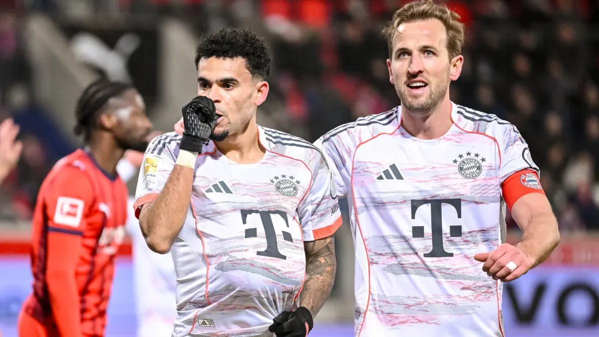 1. FC Heidenheim - Bayern München: 21.12.2025, Baden-Württemberg, Heidenheim: Fußball: Bundesliga, 1. FC Heidenheim - Bayern München, 15. Spieltag, Voith-Arena. Luis Díaz (l, Bayern München) und Harry Kane (Bayern München) jubeln nach dem Tor zum 0:3. Foto: Harry Langer/dpa - WICHTIGER HINWEIS: Gemäß den Vorgaben der DFL Deutsche Fußball Liga bzw. des DFB Deutscher Fußball-Bund ist es untersagt, in dem Stadion und/oder vom Spiel angefertigte Fotoaufnahmen in Form von Sequenzbildern und/oder videoähnlichen Fotostrecken zu verwerten bzw. verwerten zu lassen. +++ dpa-Bildfunk +++