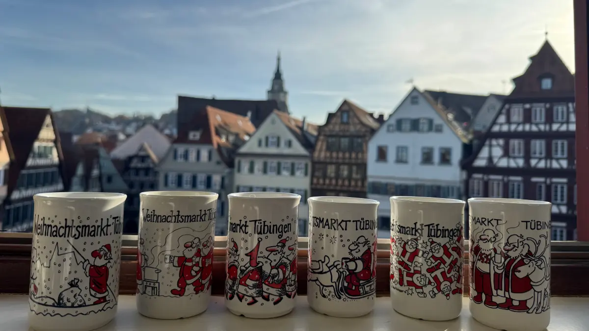Tübinger Weihnachtsmarkttassen mit Motiv von Sepp Buchegger aus mehreren Jahren