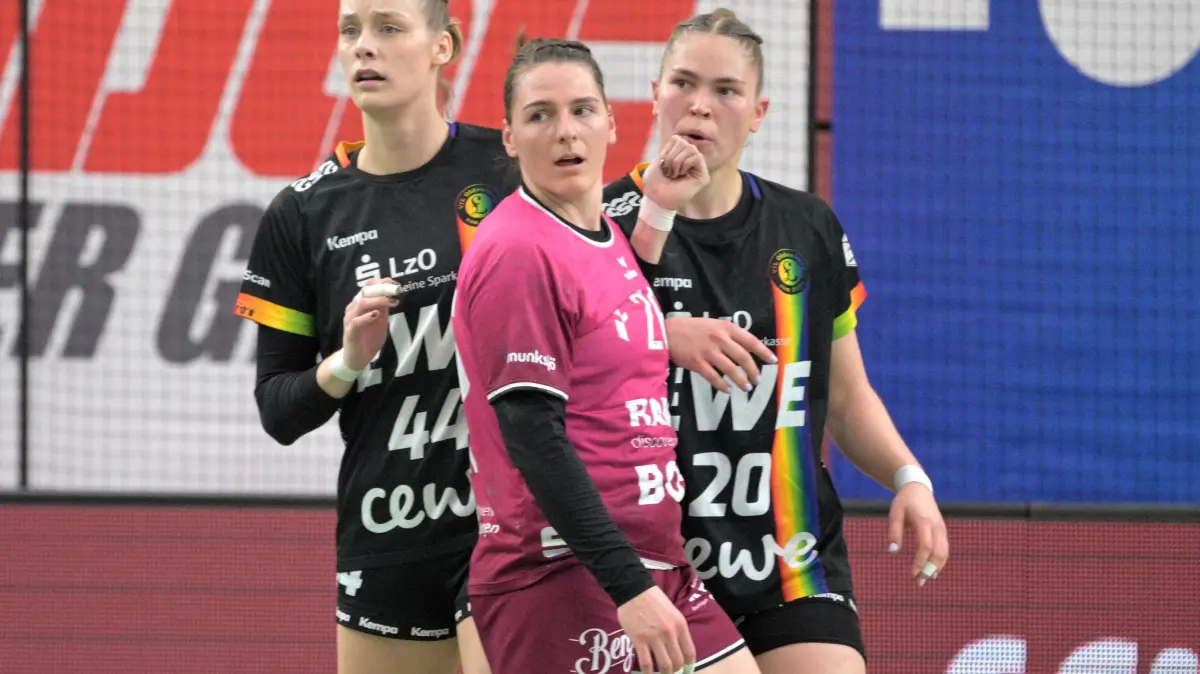 TusSies Metzingen vs. VfL Oldenburg, Handball, Alsco HBF, 11.Ligaspieltag, Saison 2025/2026, 21.12.2025: Lisa-Marie Fragge (VfL Oldenburg, #44) und Ariane Pfundstein (VfL Oldenburg, #20) gegen Svenja Huebner (TusSies Metzingen, #26)
TusSies Metzingen vs. VfL Oldenburg, Handball, Alsco HBF, 11.Ligaspieltag, Saison 2025/2026, 21.12.2025
Foto: Eibner-Pressefoto/Tobias Baur