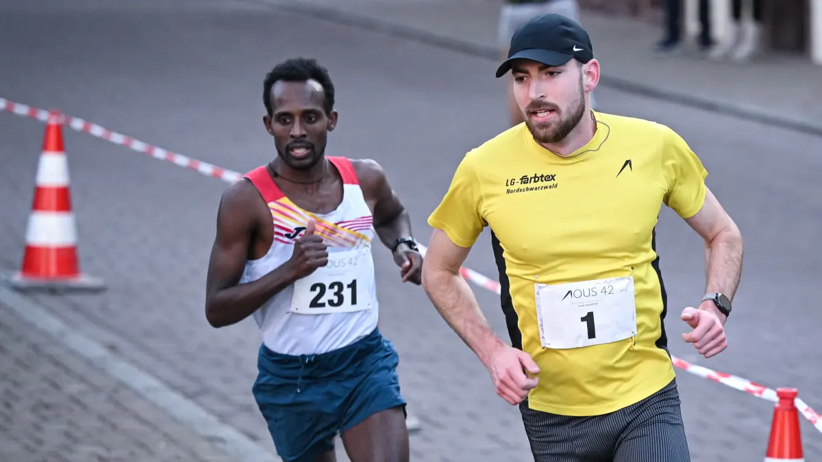 29. Advendslauf Dornstetten 2025, Hauptlauf Lauf der Asse : Lauf / Leichtathletik 21.12.2025
29. Advendslauf Dornstetten 2025, Hauptlauf Lauf der Asse
Sieger Jens Mergenthaler (re LG farbtex Nordschwarzwald) und Moges Dargie Mengesha (li, Platz 2, Ethiopia)
FOTO: Pressefoto ULMER / Markus UlmerxxNOxMODELxRELEASExx