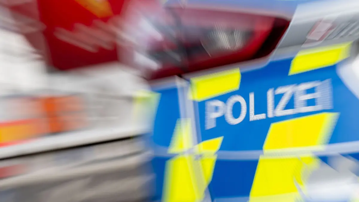 Polizei Symbolbild: SYMBOLBILD - 19.02.2024, Sachsen-Anhalt, Könnern: Ein Polizeifahrzeug steht auf einem Parkplatz. (zu dpa: «Unfallfahrer versteckt sich vor Polizei im Kleiderschrank») Foto: Hendrik Schmidt/dpa +++ dpa-Bildfunk +++