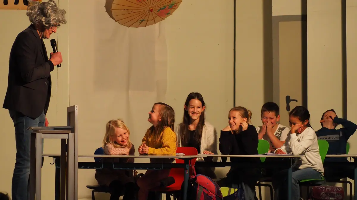 Eine Premiere gaben die Nachwuchsstars der Kindertheatergruppe im Programm der Weihnachtsfeier. Mit ihrer chaotischen Schulstunde brachten sie das Publikum ordentlich zum Lachen und stellten damit ihr Können schon mächtig unter Beweis.