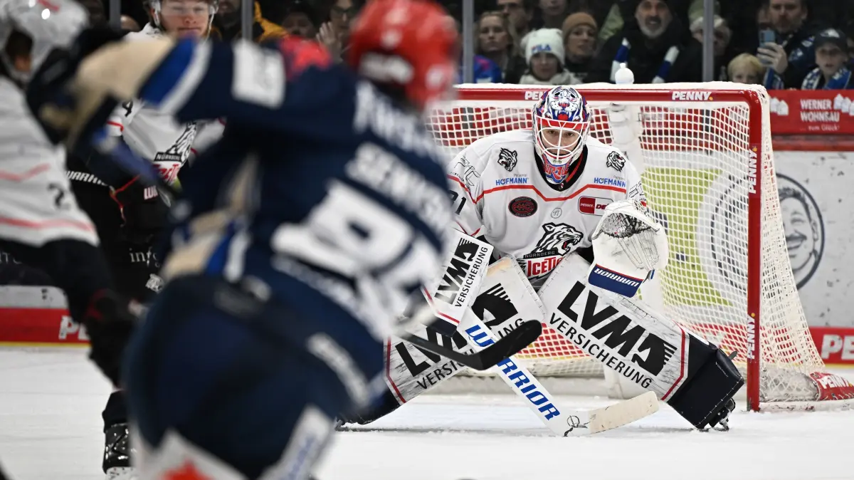 Schwenninger Wild Wings gegen Nuernberg Ice Tigers, DEL, Hauptrunde, Spieltag 30, Saison 2025/2026, 21.12.2025: (v.l.n.r.) Zach Senyshyn (Schwenninger Wild Wings) Niklas Treutle (Nuernberg Ice Tigers)
Schwenninger Wild Wings gegen Nuernberg Ice Tigers DEL, Hauptrunde, Spieltag 30, Saison 2025/2026, 21.12.2025
Foto: Eibner-Pressefoto/Sven Laegler