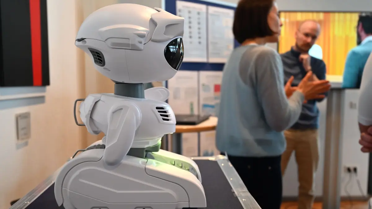 Soziale Robotik in der medizinischen Lehre: „Misty II“ kann beispielsweise Gruppenarbeitsprozesse unterstützen und Dank seiner Anbindung an LLMs in der Erarbeitung von Inhalten für mehr Interaktionen sorgen.