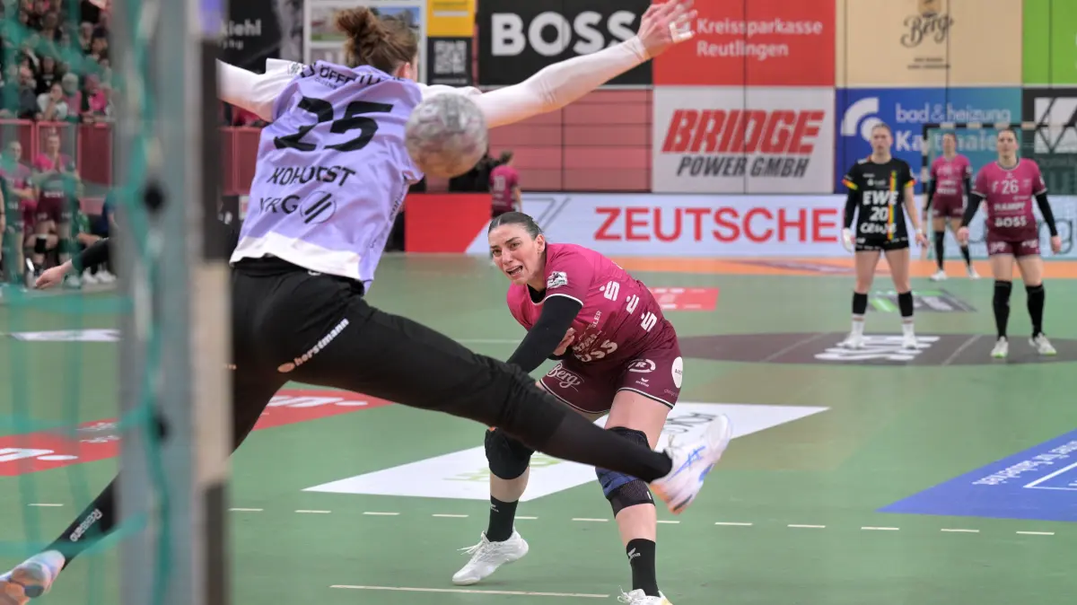 TusSies Metzingen vs. VfL Oldenburg, Handball, Alsco HBF, 11.Ligaspieltag, Saison 2025/2026, 21.12.2025: Gabriela Clausson Bitolo (TusSies Metzingen, #22) gegen Madita Kohorst (VfL Oldenburg, #25) im Tor beim 7-Meter
TusSies Metzingen vs. VfL Oldenburg, Handball, Alsco HBF, 11.Ligaspieltag, Saison 2025/2026, 21.12.2025
Foto: Eibner-Pressefoto/Tobias Baur
