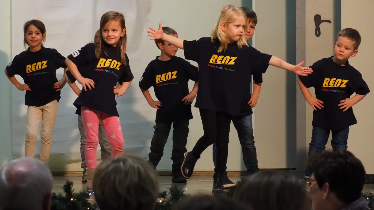 "Der Weihnachtsmann tanzt so!". Dies stellten die Kinder des Kinderturnens bei Applaus und Jubel unter Beweis.