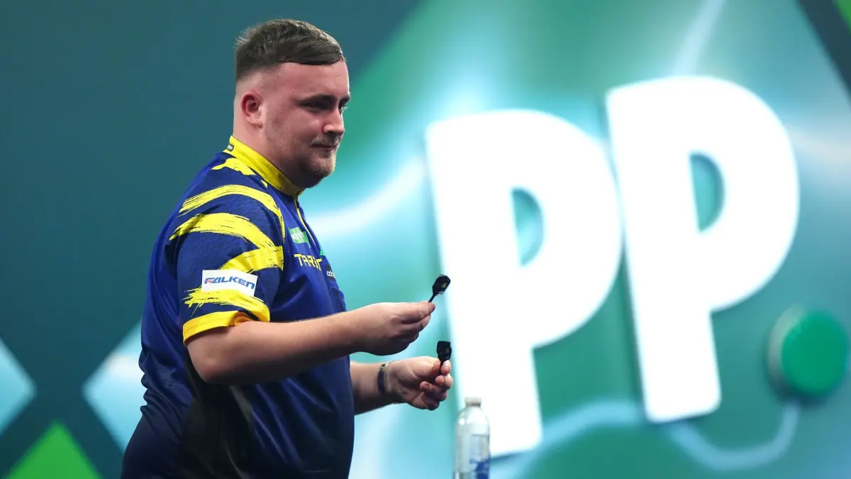 Darts-WM in London - Tag 11: 21.12.2025, Großbritannien, London: Darts: WM, 2. Runde, Tag 11, Littler (England) - Davies (Wales), Englands Luke Littler feiert nach seinem Sieg gegen David Davies aus Wales (nicht im Bild) nach dem Spiel der Runde 2 am elften Tag der Paddy Power World Darts Championship im Alexandra Palace. Foto: Bradley Collyer/PA Wire/dpa +++ dpa-Bildfunk +++