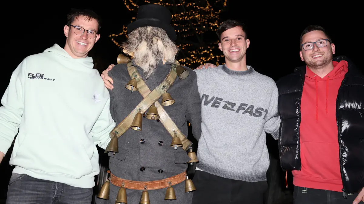 Achtung Dachsfell und GLöckengeläut: Der Pelzmärtle ist am Abend des 24. Dezember wieder in Wittlingen unterwegs. Unser Foto zeigt den "Hansel" mit seinen Begleitern Patrick Baisch, David Baisch und Janosch Mayer, von links