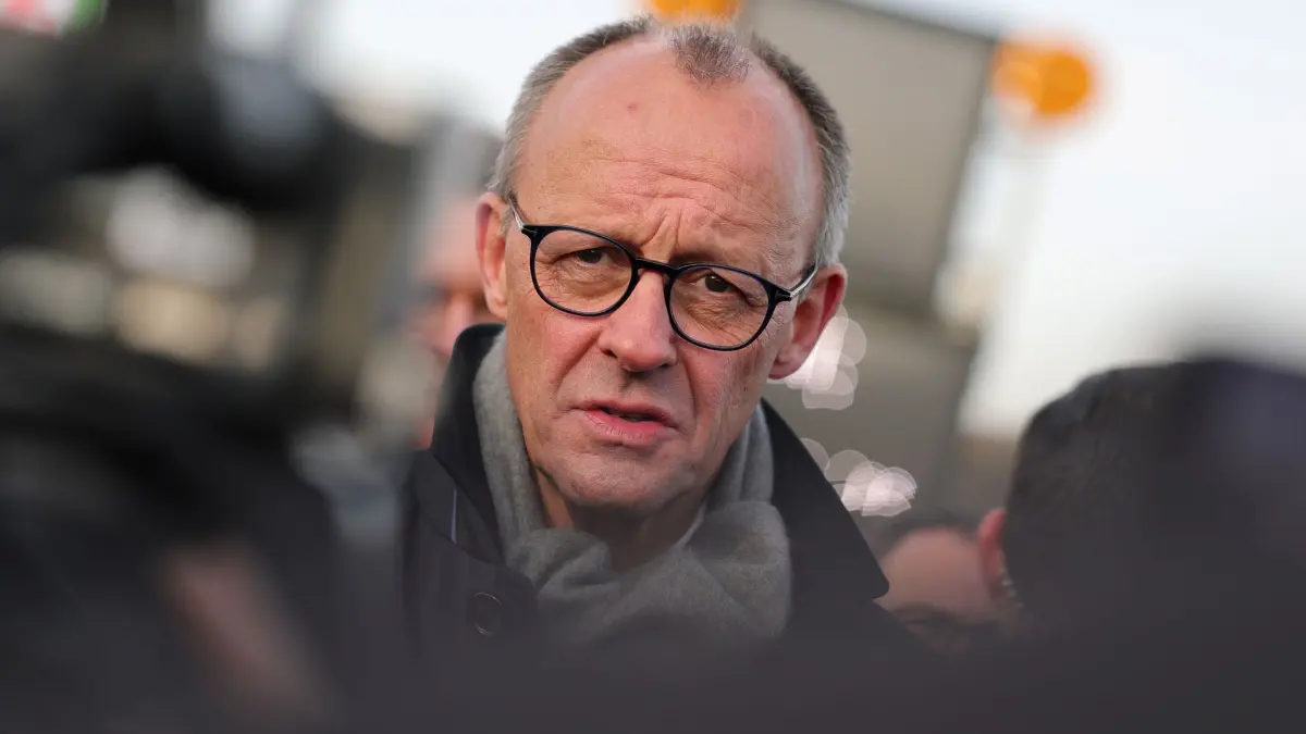 Eröffnung der Rahmedetalbrücke: 22.12.2025, Nordrhein-Westfalen, Lüdenscheid: Bundeskanzler Friedrich Merz (CDU) spricht in einem Interview nach der Eröffnung der Rahmedetalbrücke. Fast vier Jahren war im Sauerland die wichtige Nord-Süd-Achse A45 wegen einer maroden Brücke unterbrochen. Die marode Brücke war Anfang Dezember 2021 gesperrt und später gesprengt worden. Foto: Rolf Vennenbernd/dpa +++ dpa-Bildfunk +++