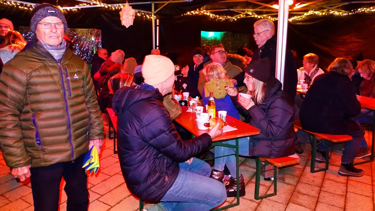 Weihnachtstreff in der Ortsmitte von Unterböhringen am 21.12.2025.
