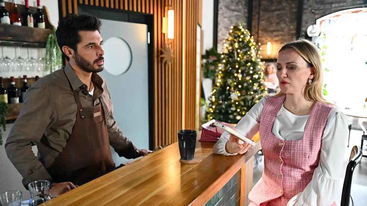 Matteo (Riccardo Angelini) und Isabelle (Ania Niedieck) verbünden sich gegen Maximilian.