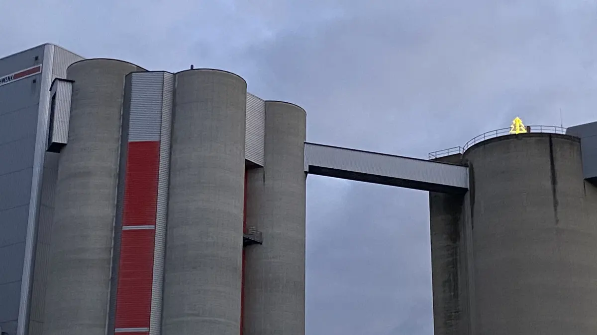 Schwenk Zement Allmendingen Christbaum auf dem Siloturm