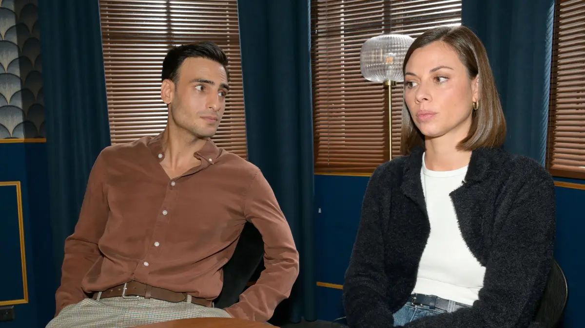 Nihat (Timur Ülker) erfährt von Matilda (Anna-Katharina Fecher), dass sie sich in einen anderen Mann verliebt hat.