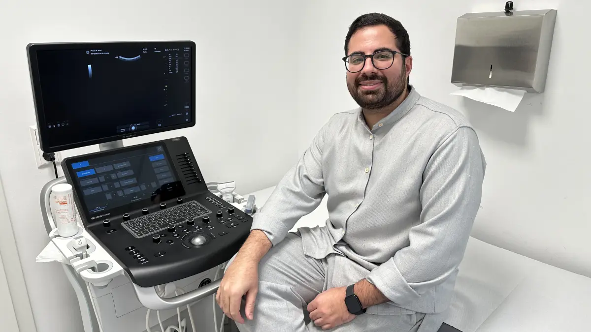 Handelt es sich wirklich um eine Schwangerschaft? Der in Schömberg praktizierende Internist und Notarzt Mujahid Kahf jr. setzt bei medizinischen Untersuchungen häufig das Ultraschallgerät ein.