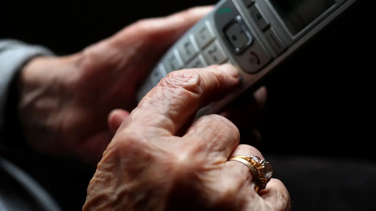 Festnahme nach Callcenterbetrug: ILLUSTRATION - 11.10.2019, Bayern, Würzburg: Eine ältere Frau tippt auf einem schnurlosen Festnetztelefon. (zu dpa: «Nach Telefonbetrug: Ermittler nehmen Verdächtige fest») Foto: Karl-Josef Hildenbrand/dpa +++ dpa-Bildfunk +++