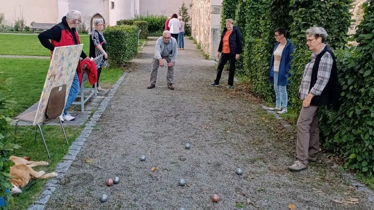 Seit diesem Jahr spielt Stetten auch noch Boule. Im Klostergarten passt das französische Kugelwerfen herrlich in die Umgebung.
