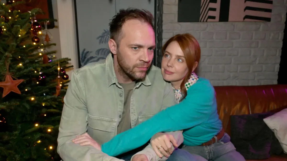 Toni (Olivia Marei) merkt, dass Erik (Patrick Heinrich) an Silvester nicht in Partystimmung ist.