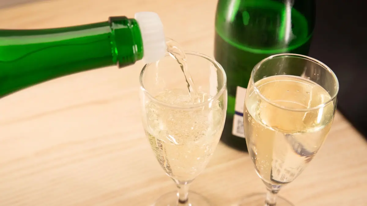 Sekt wird in ein Glas gegossen