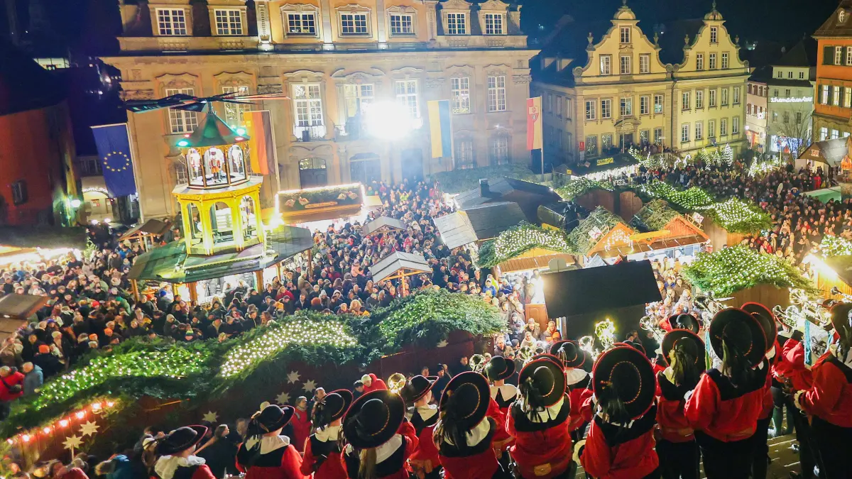 Abschluss des Haller Weihnachtszauber auf dem Marktplatz von Schwäbisch Hall. Der Große Siedershof beendet den diesjährigen Weihnachtsmarkt mit einem Konzert - Großer Siedershof - Sieder - Große Treppe vor St. Michael