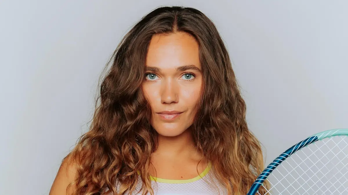 Joana (Josephine Martz) nacht sich Sorgen um ihre Tenniskarriere.