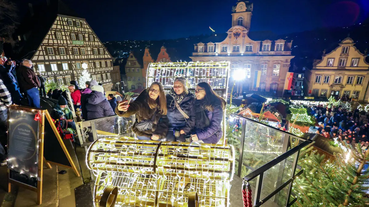Abschluss des Haller Weihnachtszauber auf dem Marktplatz von Schwäbisch Hall. Der Große Siedershof beendet den diesjährigen Weihnachtsmarkt mit einem Konzert - Großer Siedershof - Sieder - Große Treppe vor St. Michael - Selfie-Spot auf dem Schlitten - Selfie im Weihnachtsschlitten Lilli Stolz (42) aus Kupferzell, Nicole Nicklaß (41) aus Dörzbach) und Viktoria Stolz (41) aus Hessental