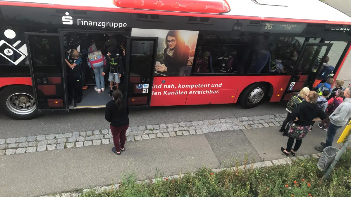 Wenn der Bus morgens in der Böhringer Ortsmitte hält, müssen sich die Schulkinder oft eng zusammenrücken, damit alle hineinpassen. Eine Mutter beobachtet das fast jeden Tag.