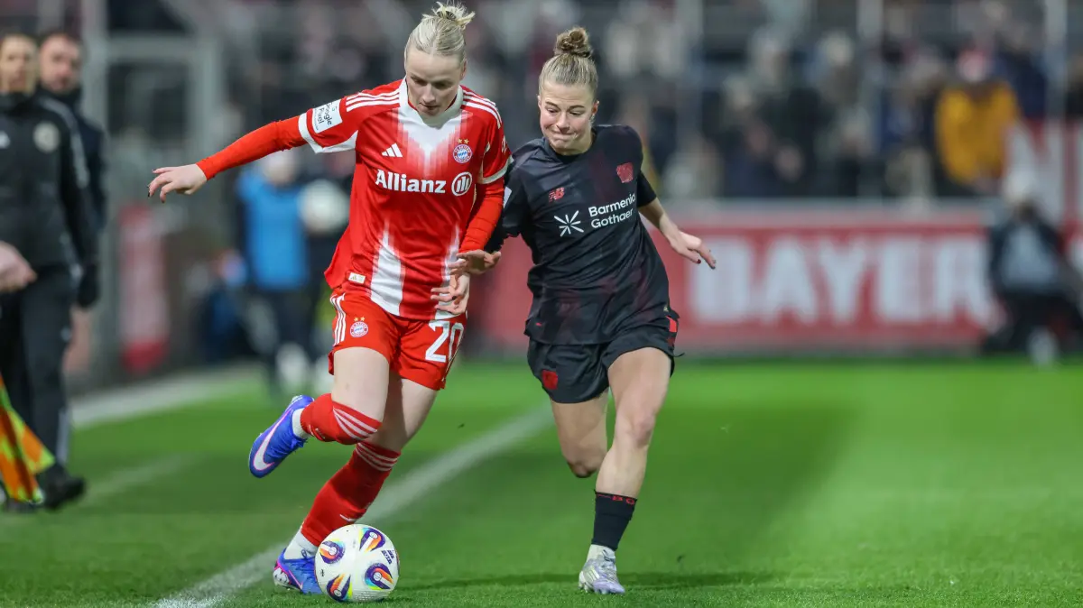GER, Leverkusen, Bayer Leverkusen vs FC Bayern München, Google Pixel Frauen Bundesliga, Fussball, DFB, Spielzeit 2025/2026, Ulrich-Haberland-Stadion, 14. Spieltag: GER, Leverkusen, Bayer Leverkusen vs FC Bayern München, Google Pixel Frauen Bundesliga, Fussball, DFB, Spielzeit 2025/2026, Ulrich-Haberland-Stadion, 14. Spieltag im Bild v.l.: Franziska Kett Bayern München 20, Kristin Kögel Bayer Leverkusen 11, Zweikampf DFB/DFL REGULATIONS PROHIBIT ANY USE OF PHOTOGRAPHS AS IMAGE SEQUENCES AND/OR QUASI-VIDEO, 22.12.2025 *** GER, Leverkusen, Bayer Leverkusen vs FC Bayern Munich, Google Pixel Womens Bundesliga, Soccer, DFB, Season 2025 2026, Ulrich Haberland Stadium, 14 Matchday in picture f l Franziska Kett Bayern Munich 20 , Kristin Kögel Bayer Leverkusen 11 , Duel DFB DFL REGULATIONS PROHIBIT ANY USE OF PHOTOGRAPHS AS IMAGE SEQUENCES AND OR QUASI VIDEO, 22 12 2025 Copyright: HMBxMedia/HendrikxHamelau