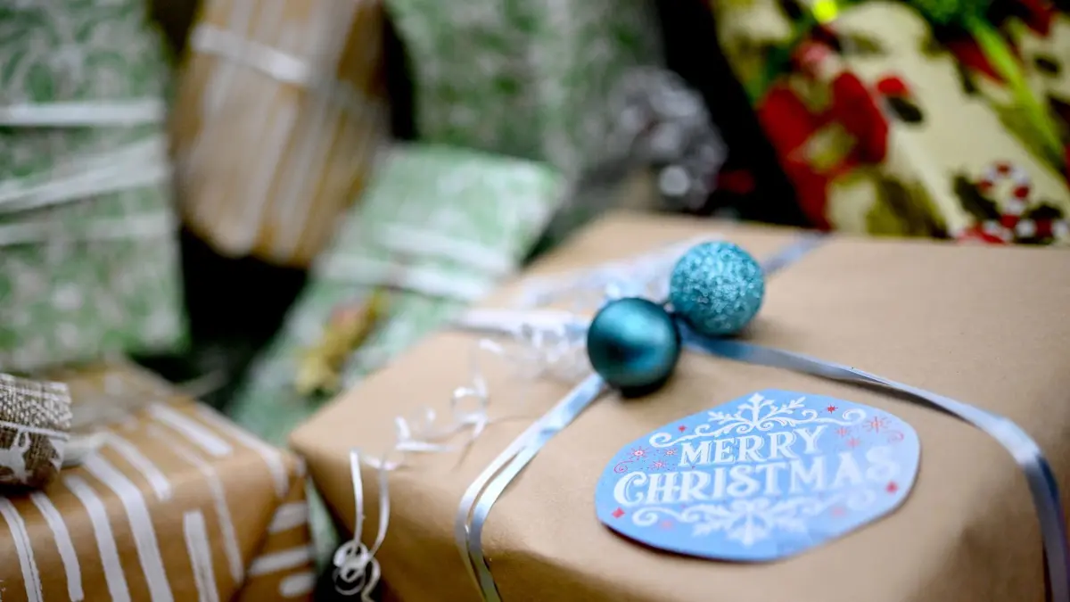 Kurz vor Weihnachten: PRODUKTION - 22.12.2025, Berlin: Weihnachtsgeschenke liegen verpackt, kurz vor Weihnachten auf einem Haufen. Foto: Britta Pedersen/dpa +++ dpa-Bildfunk +++