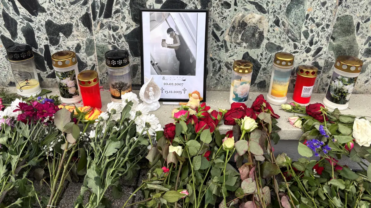 Ein Schwarzweißfoto, Blumen, Kerzen und eine Zigarette direkt am Bild erinnern an einen 18-Jährigen aus Hechingen, der aus ungeklärten Umständen zu Tode kam. Auch Tage danach scheint es keine Klarheit zu geben.