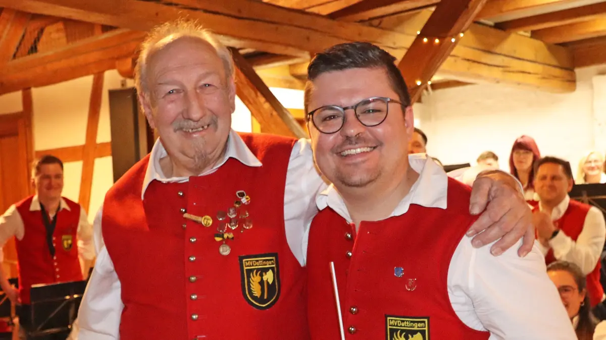 Nach 28 Jahren gab Dirigent Volker Wälde (links) nach drei Musikstücken den Taktstock an Nachfolger Patrick Burt weiter.